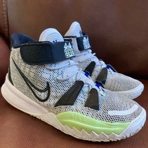 NIKE Kyrie Irving Basketball Shoes